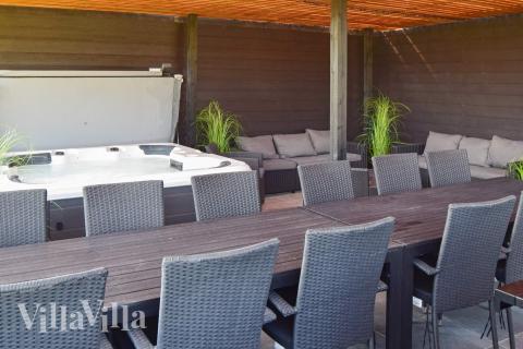 Stor terrass i lyxstuga nr 908 i Lolland/Falster/Møn.