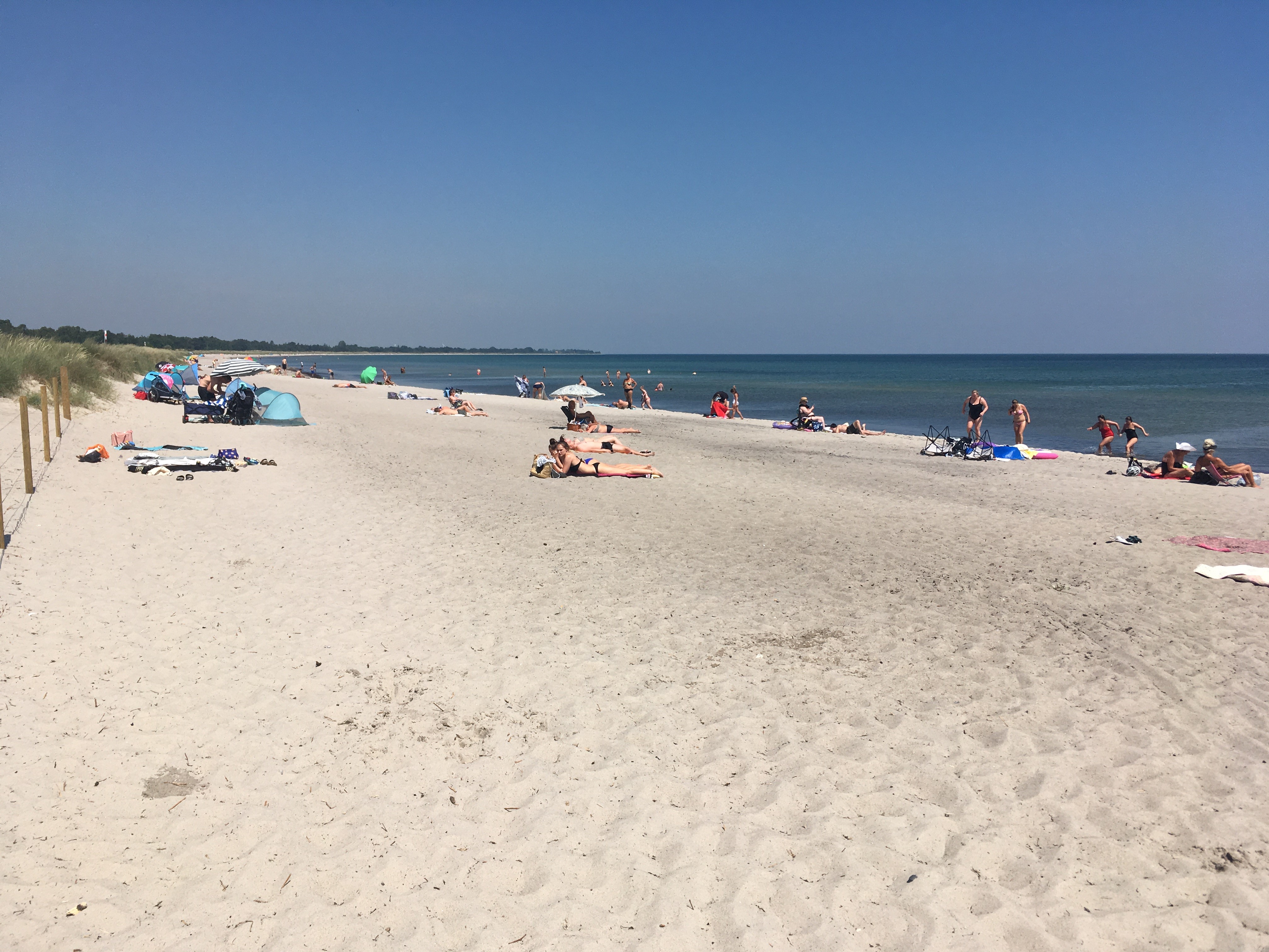 Stranden i närheten av lyxhus 908.