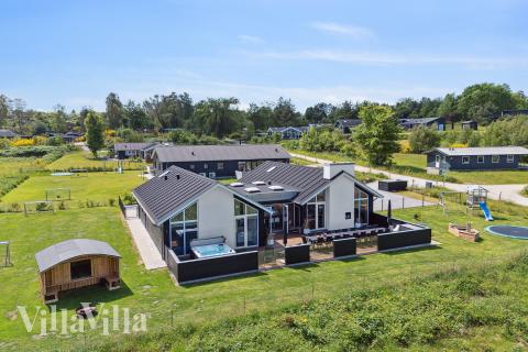 Den praktfulla poolstugan nr 690 med plats för 20 personer ligger i Østjylland