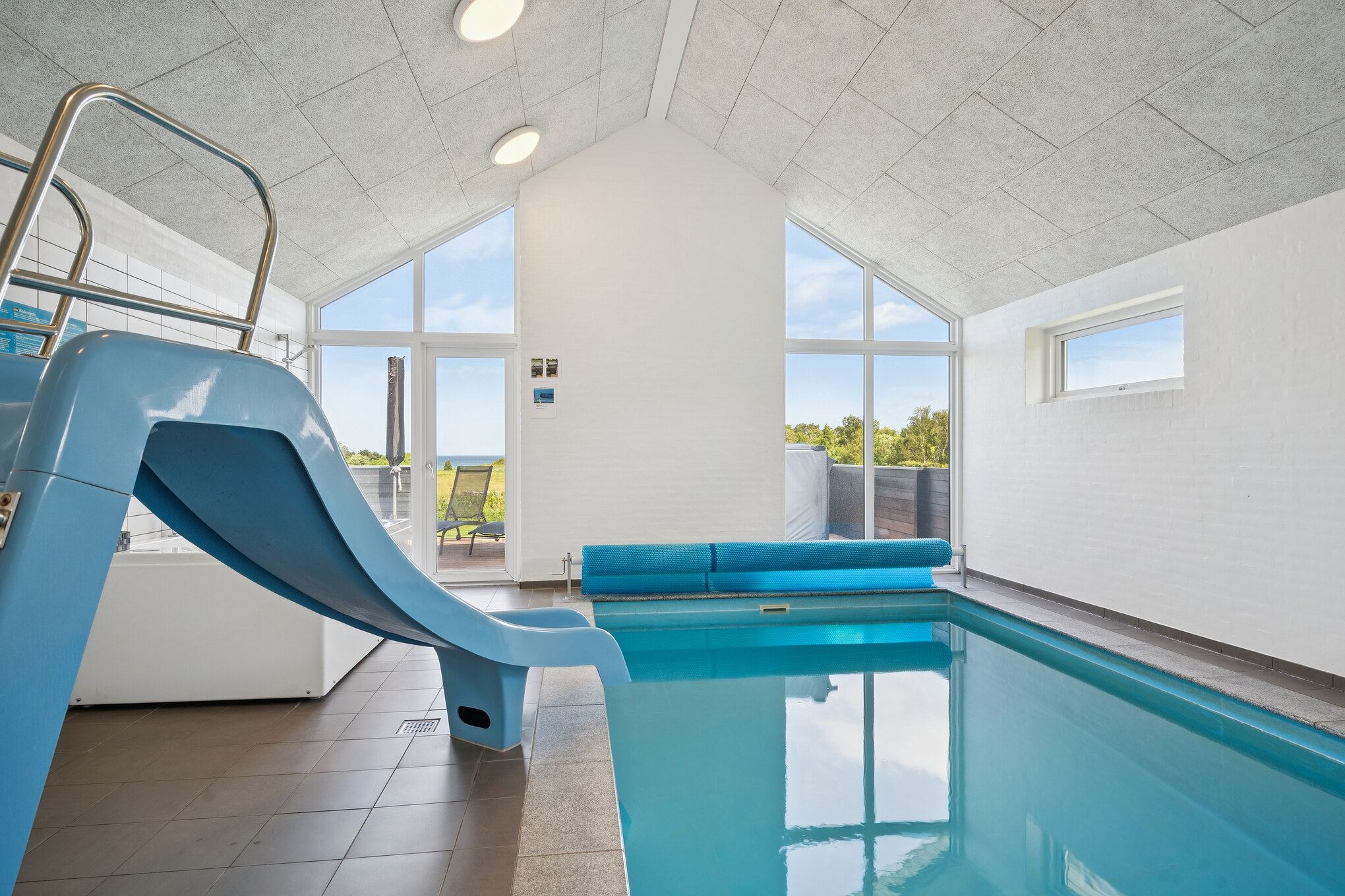 Den härliga poolen i lyxstuga nr 690 för 20 personer