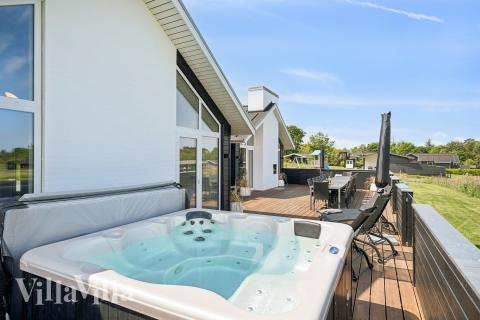 Njut av spabadets värme i lyxstuga nr 690 i Østjylland