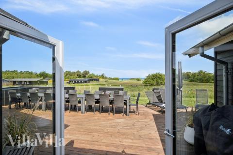 Lyxstuga nr 690 har en härlig terrass med sköna trädgårdsmöbler för 20 personer.