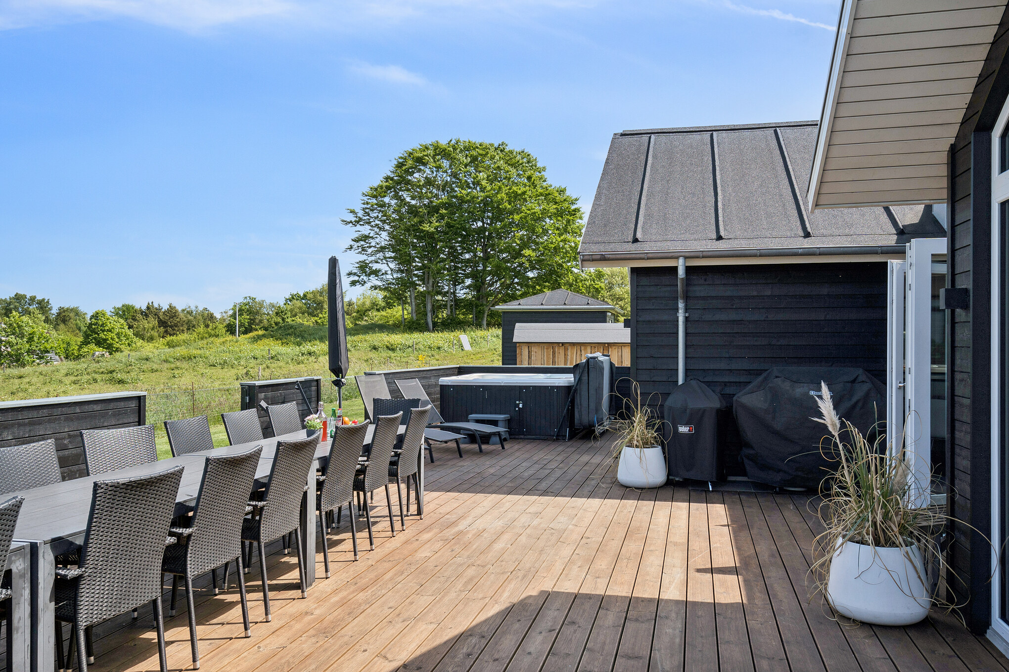Njut av en grillkväll på terrassen i lyxstuga nr 690 i Østjylland