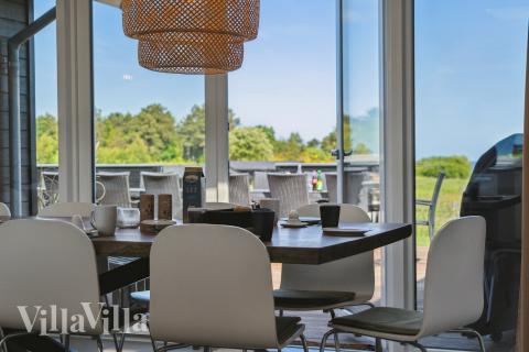 Det stora ljusa vardagsrummet i lyxstuga nr 690 för 20.