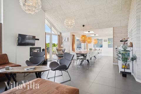 I soffhörnan i lyxstuga 690 i Østjylland kan ni spela brädspel eller titta på film tillsammans.