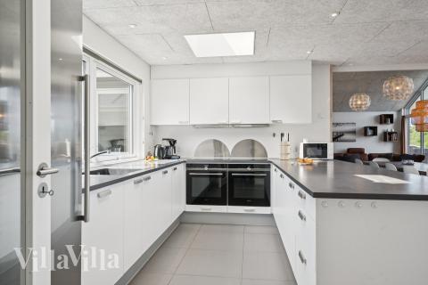 Köket i lyxstuga nr 690 är utrustat så att ni kan laga mat till 20 personer.