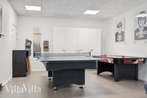 Lyxstuga 690 för 20 personer har ett stort aktivitetsrum med bl.a. biljard och dart