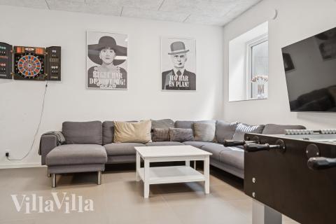 Tävla i sommarhusets aktivitetsrum när ni besöker lyxhus nr 690 i Østjylland.