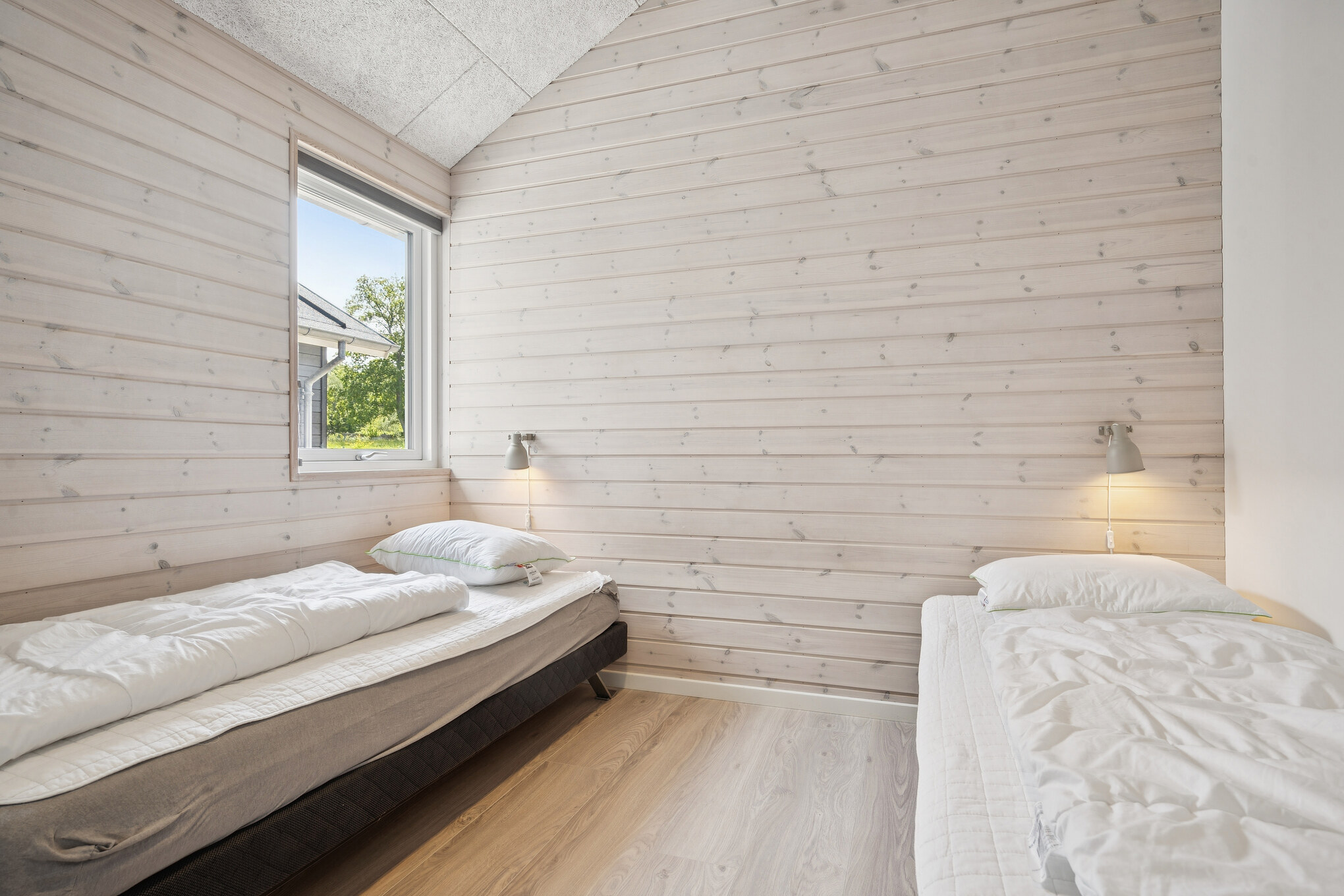 Ett av de 6 utmärkta sovrummen i lyxstuga nr 690 i Østjylland.