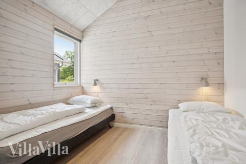 Ett av de 6 utmärkta sovrummen i lyxstuga nr 690 i Østjylland.