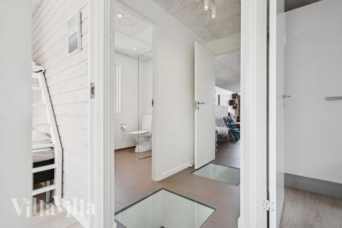 Den rymliga entrén i lyxstuga nr 690 i Østjylland