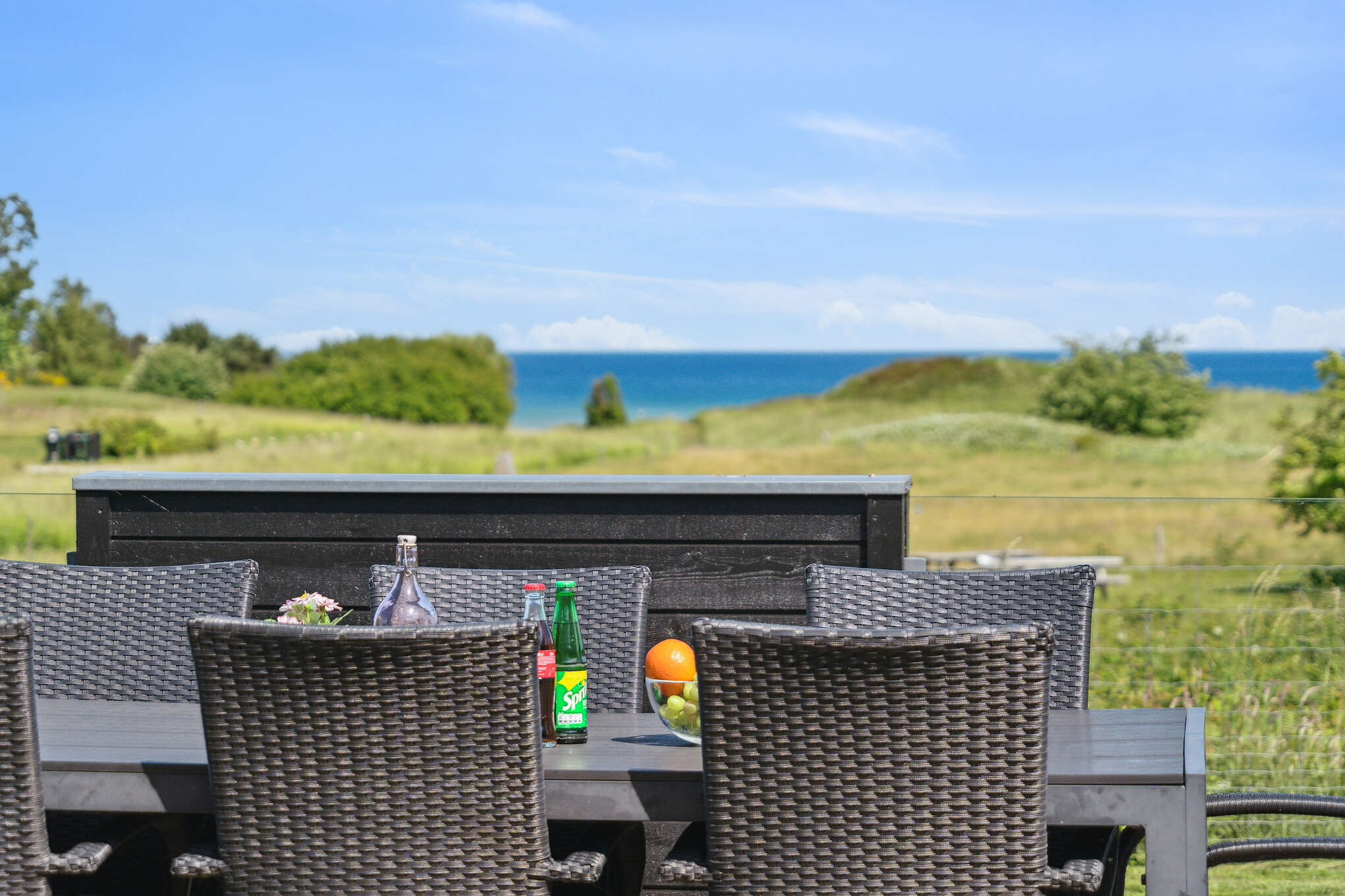 På terrassen i sommarhus nr 690 finns det plats för upp till 20 gäster.