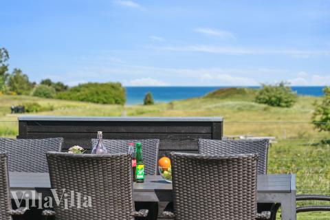 På terrassen i sommarhus nr 690 finns det plats för upp till 20 gäster.