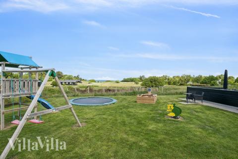 Till den trevliga sommarstugan nr 690 i Østjylland erbjuds en mängd utomhusaktiviteter, t.ex. lektorn och gungor