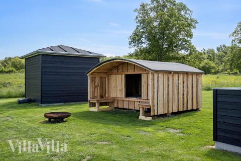 Förutom de många timmar som du kan tillbringa i stugans poolavdelning erbjuder lyxstuga 690 även många utomhusaktiviteter