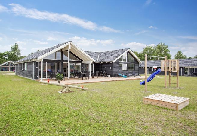 Den praktfulla poolstugan nr 388 med plats för 16 personer ligger i Nordsjälland
