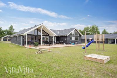 Den praktfulla poolstugan nr 388 med plats för 16 personer ligger i Nordsjälland