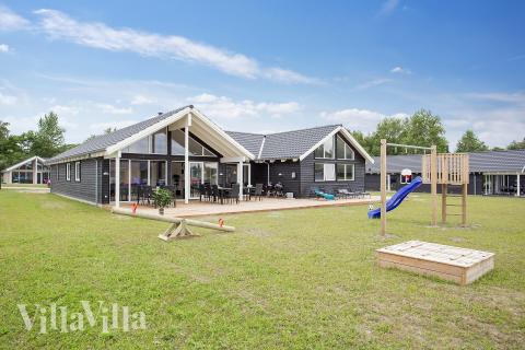 Den praktfulla poolstugan nr 388 med plats för 16 personer ligger i Nordsjälland