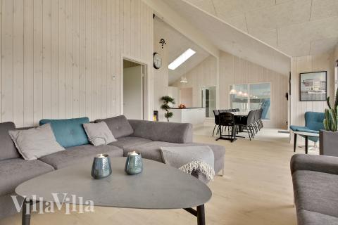 I soffhörnan i lyxstuga 388 i Nordsjälland kan ni spela brädspel eller titta på film tillsammans.