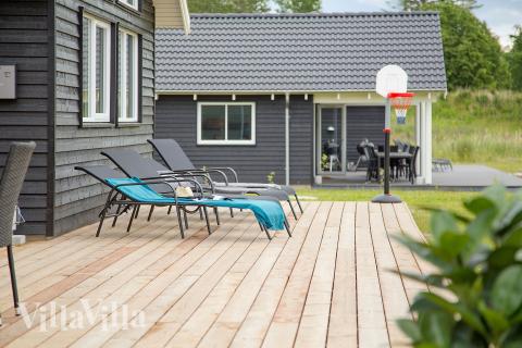 Lyxstuga nr 388 har en härlig terrass med sköna trädgårdsmöbler för 16 personer.