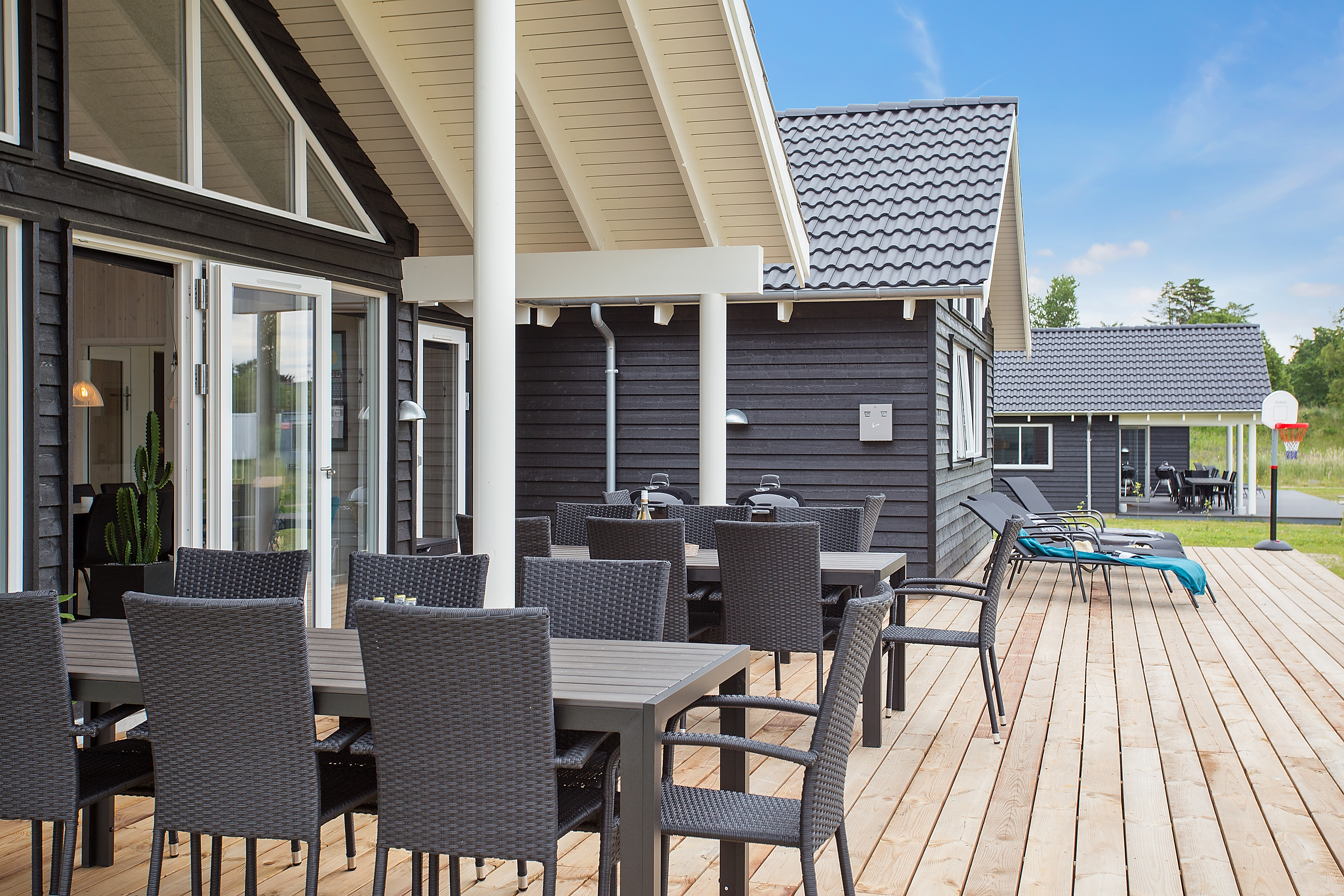 Njut av en grillkväll på terrassen i lyxstuga nr 388 i Nordsjälland