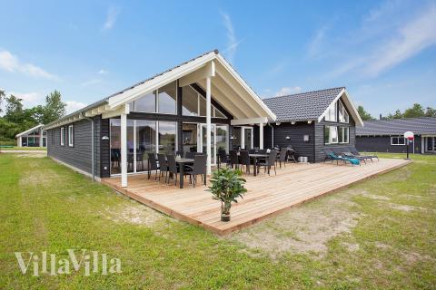 Den tjusiga sommarstugan nr 388 med gott om plats för upp till 16 personer