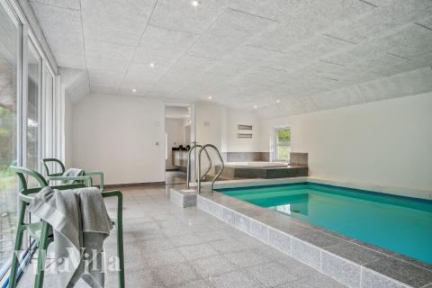 Sommarstuga 552 är inredd med en smakfull poolavdelning som har vattenrutschbana, ett stort inbyggt spapad och bastu
