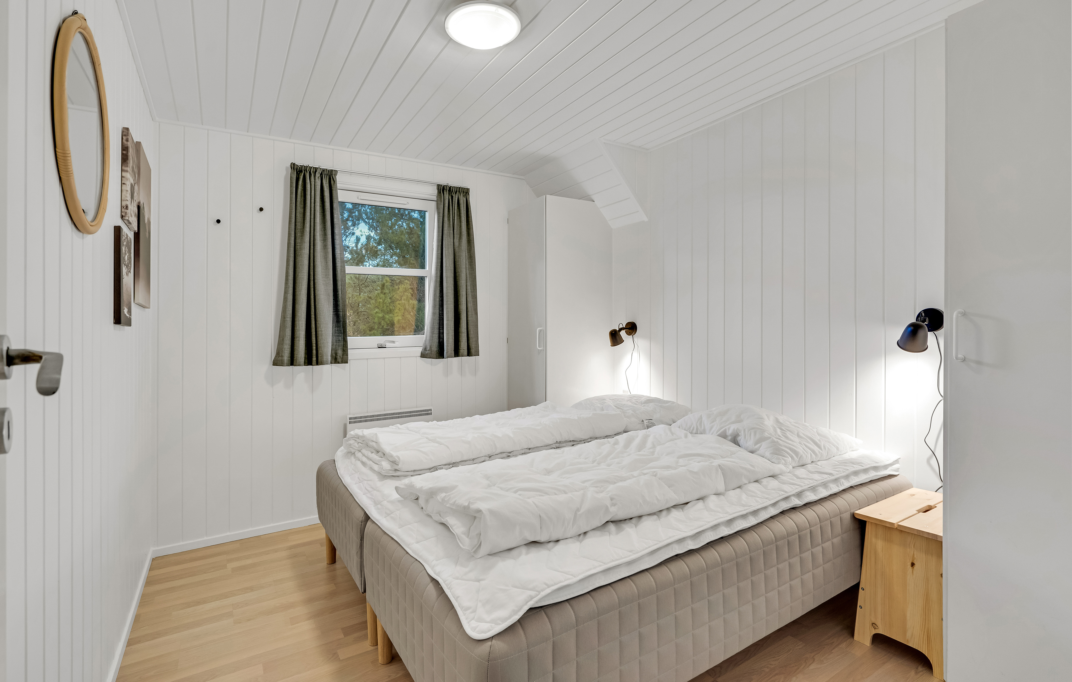 Ett av de 6 utmärkta sovrummen i lyxstuga nr 552 i Vestjylland.