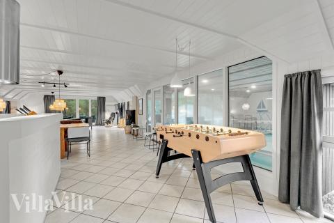 Förutom de många timmar som du kan tillbringa i stugans poolavdelning erbjuder lyxstuga 552 även biljard, bordtennis och dart