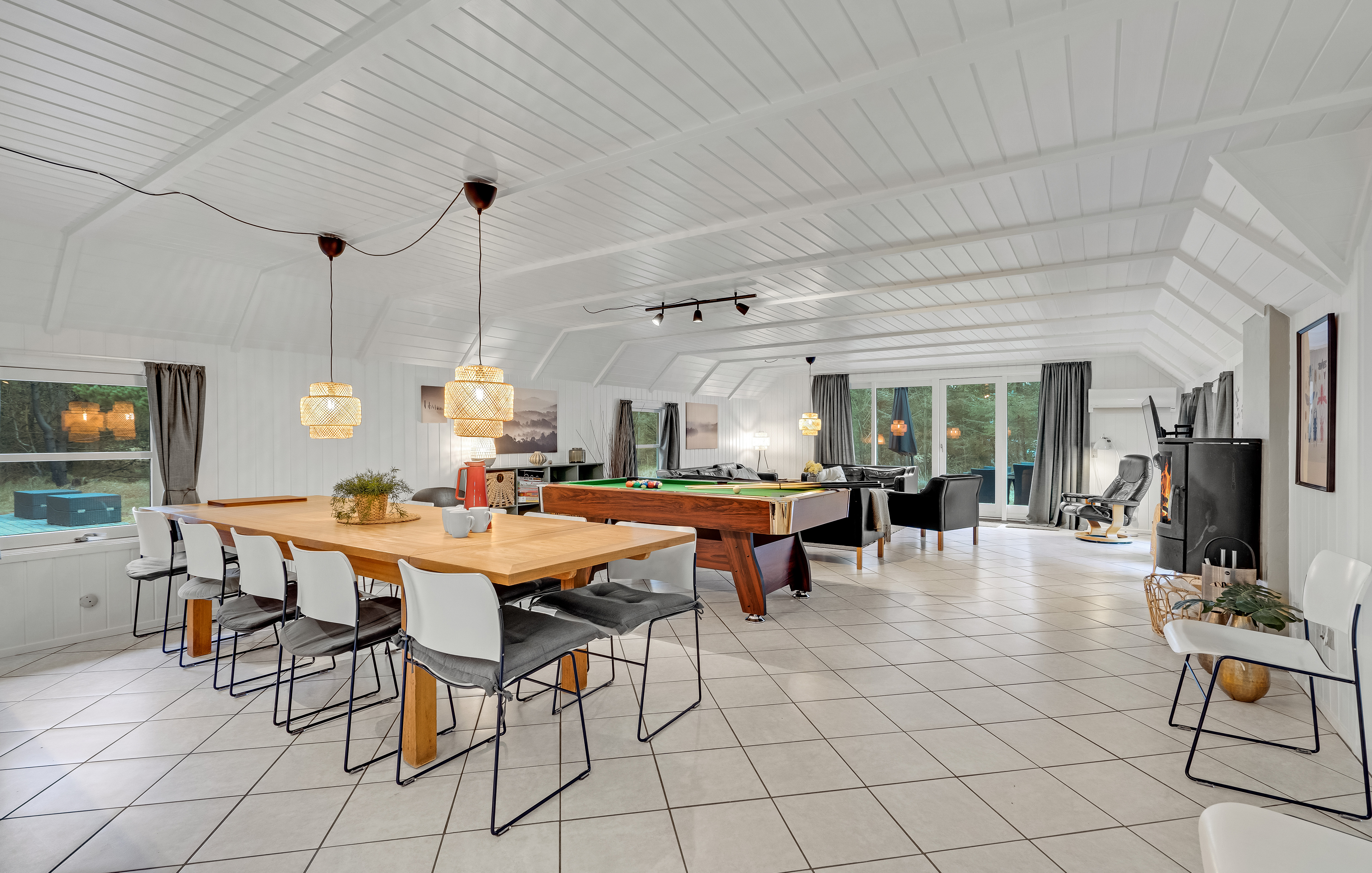 Det stora ljusa vardagsrummet i lyxstuga nr 552 för 12.