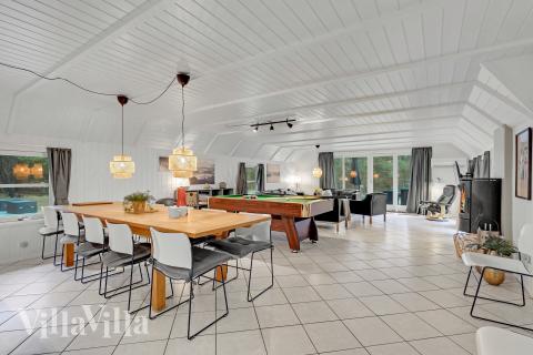 Det stora ljusa vardagsrummet i lyxstuga nr 552 för 12.