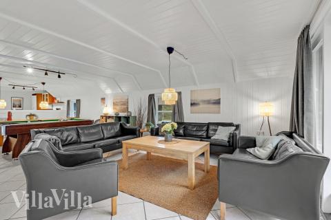 I soffhörnan i lyxstuga 552 i Vestjylland kan ni spela brädspel eller titta på film tillsammans.