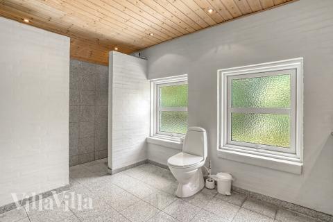 Ett duschrum finns i lyxstuga nr 552 för 12 personer.