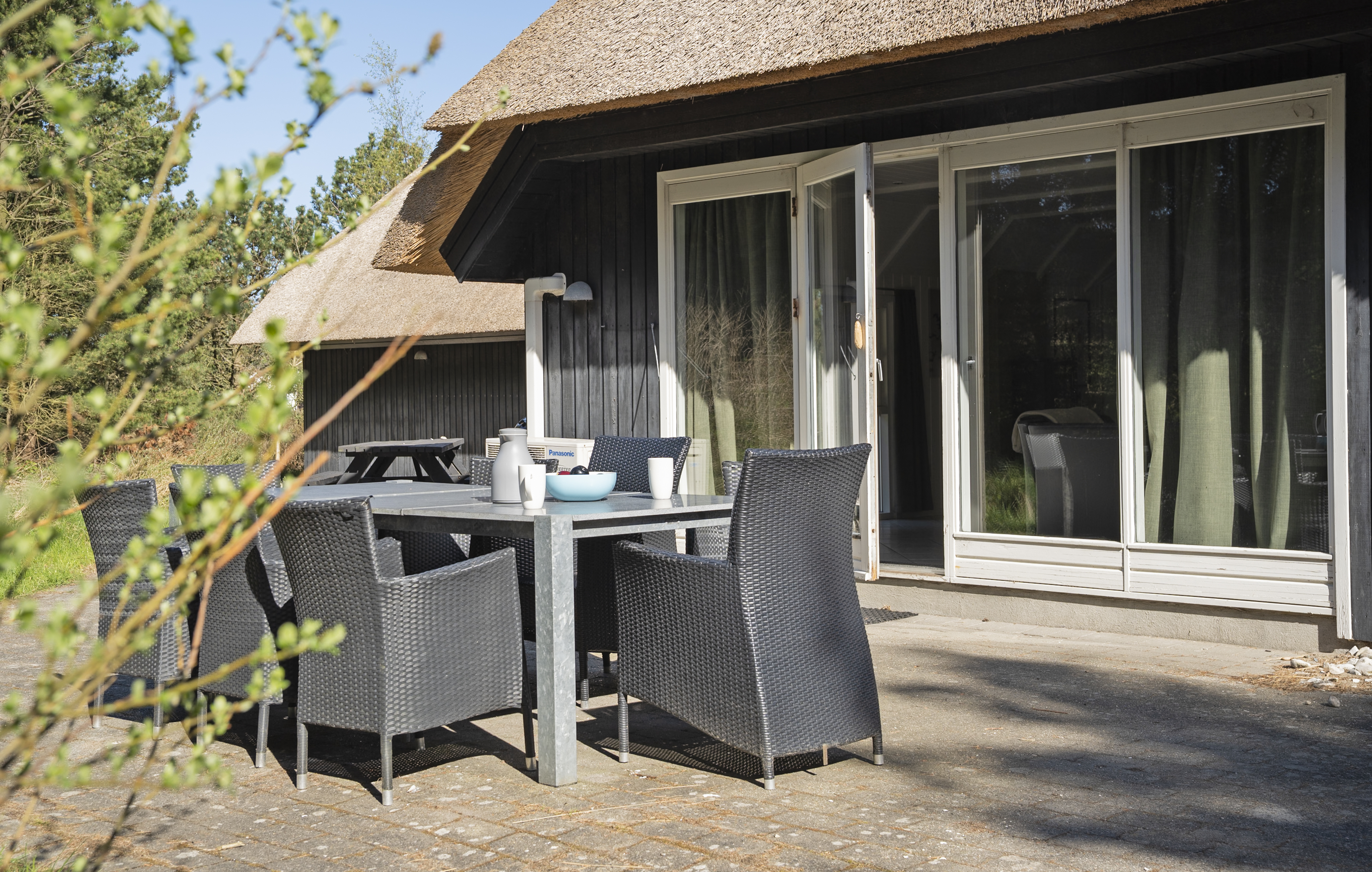 Njut av en grillkväll på terrassen i lyxstuga nr 552 i Vestjylland
