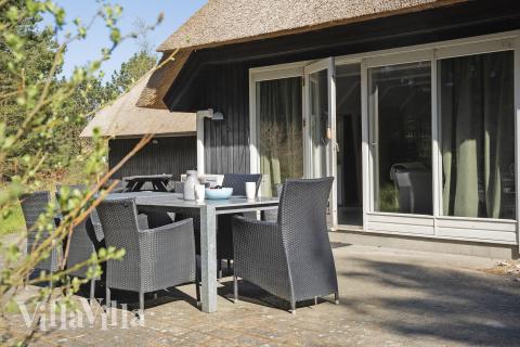 Njut av en grillkväll på terrassen i lyxstuga nr 552 i Vestjylland