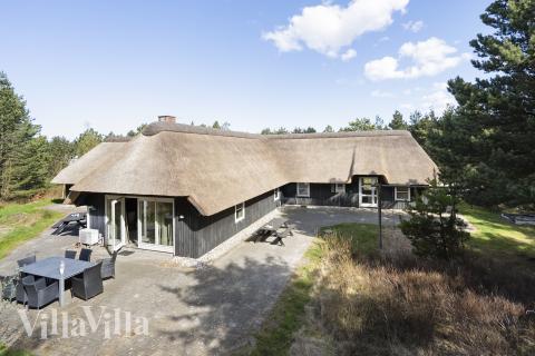 Den praktfulla poolstugan nr 552 med plats för 12 personer ligger i Vestjylland