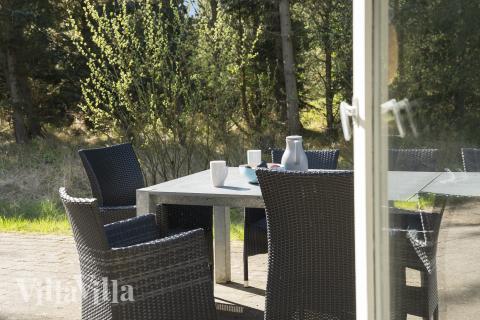 Lyxstuga nr 552 har en härlig terrass med sköna trädgårdsmöbler för 12 personer.