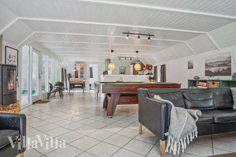 När ni besöker lyxhus nr 552 kan ni mysa tillsammans i sofforna.