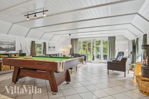 Lyxstuga 552 för 12 personer har ett stort aktivitetsrum med bl.a. biljard och dart