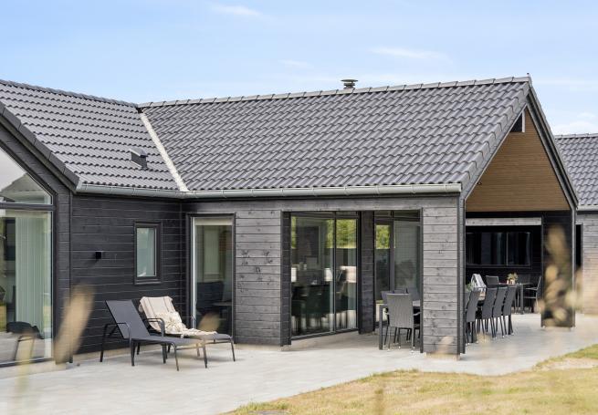 Den praktfulla poolstugan nr 610 med plats för 18 personer ligger i Vestjylland