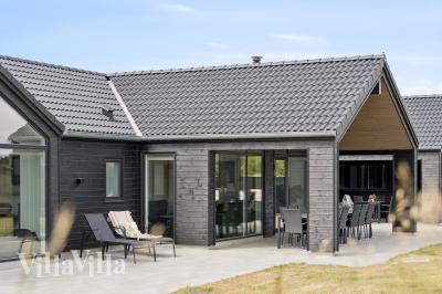 Den praktfulla poolstugan nr 610 med plats för 18 personer ligger i Vestjylland