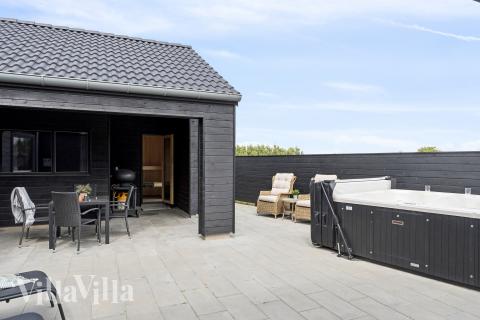 Njut av spabadets värme i lyxstuga nr 610 i Vestjylland