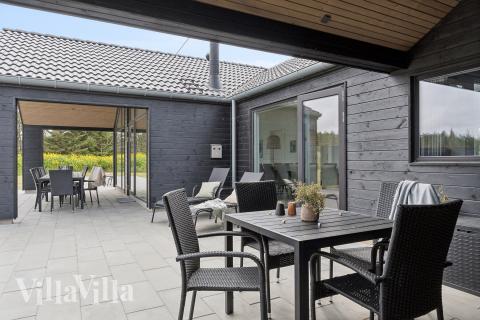 På terrassen i sommarhus nr 610 finns det plats för upp till 18 gäster.