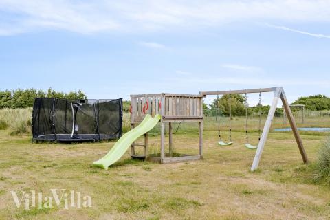 Till den trevliga sommarstugan nr 610 i Vestjylland erbjuds en mängd utomhusaktiviteter, t.ex. lektorn och gungor