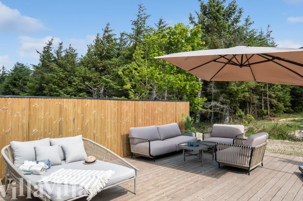Lyxstuga nr 683 har en härlig terrass med sköna trädgårdsmöbler för 10 personer.
