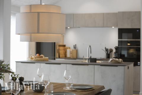 Det stora ljusa vardagsrummet i lyxstuga nr 683 för 10.