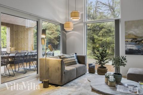 I soffhörnan i lyxstuga 683 i Nordjylland kan ni spela brädspel eller titta på film tillsammans.