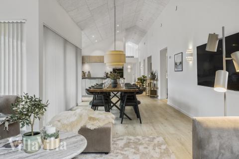 Vardagsrummet i lyxstuga nr. 683 har plats för 10 personer.