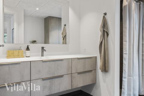 Ett duschrum finns i lyxstuga nr 683 för 10 personer.