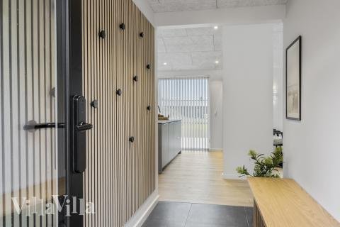 Den rymliga entrén i lyxstuga nr 683 i Nordjylland